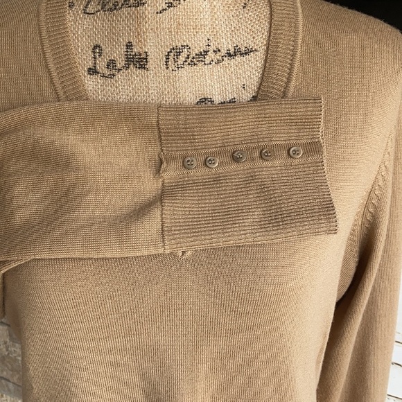 Victor Alfaro 100% wool tan classic v-neck sweater buttons at wrist - Picture 6 of 15